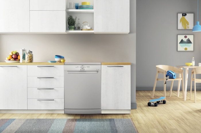 Снимка на Съдомиялна машина Indesit  D2F HK26 S ,14 комплекта